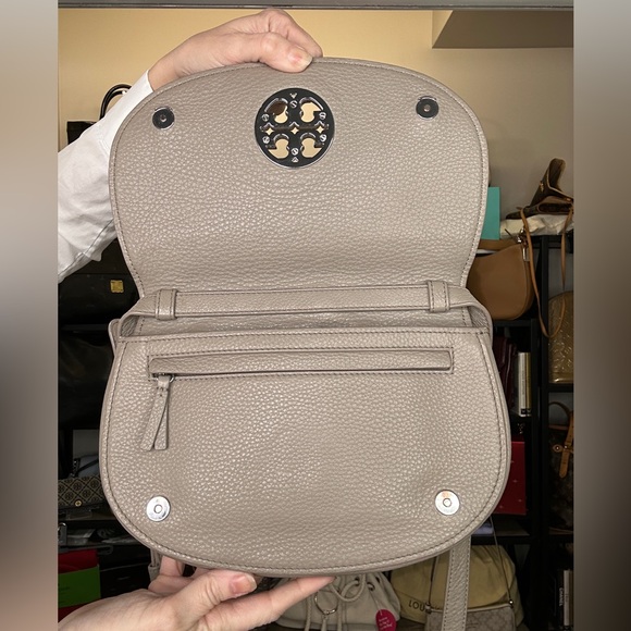 Tory Burch Amanda Pebbled Leather Taupe Crossbody Bag R$365 EUC - Picture 7 of 10